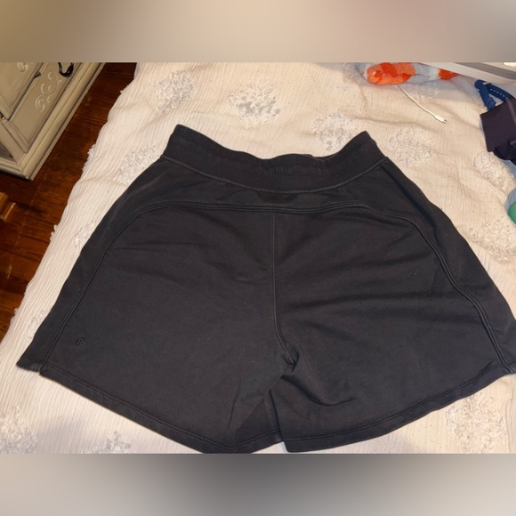 Women’s lululemon black scuba shorts size 10 - Picture 2 of 3